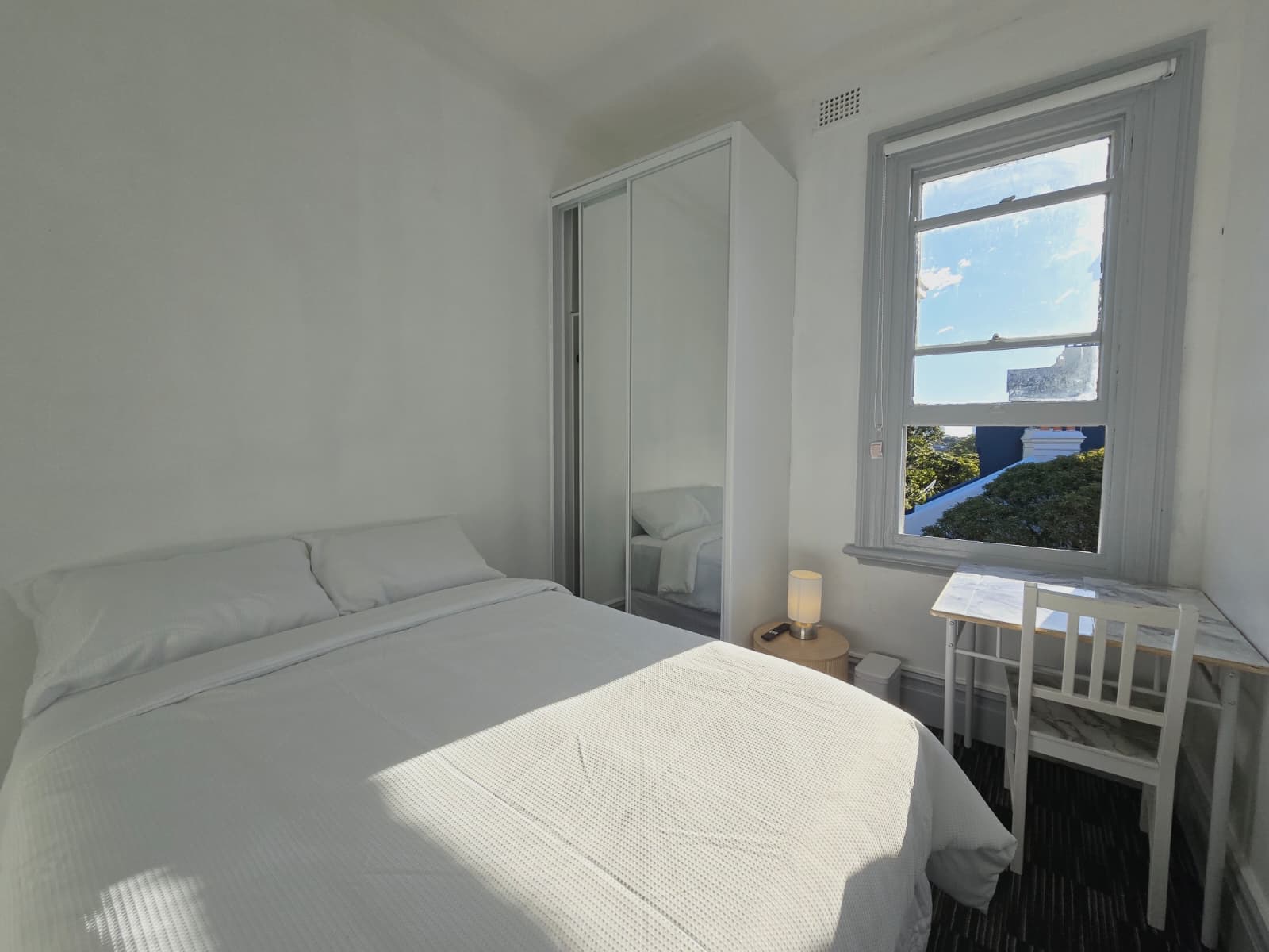 Last-minute private room ready at Olympic Hotel Paddington